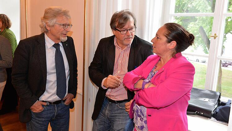 Ein Foto aus der konstituierenden Sitzung zeigt Helmut Müller, Gerhard Seitz (beide CSU) im Gespräch mit Daniela Reinfelder, frühere Fraktionschefin der BUB.   Foto: Ronald Rinklef