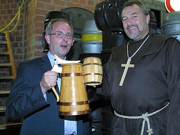 Zum Abschied gönnte sich Pfarrer Stefan Fleischmann (links) beim Seßlacher Altstadtfest noch einen Probeschluck im Kommunbrauhaus mit Stefan Pachsteffl. Mit den Seßlacher "Mönchen" verbrachte Fleischmann einmal ein Wochenende auf dem Kreuzberg: "Wenn Sie die Kutte tragen, müssen Sie auch einmal mit mir ins Kloster." Foto: Bettina Knauth