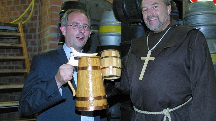 Zum Abschied gönnte sich Pfarrer Stefan Fleischmann (links) beim Seßlacher Altstadtfest noch einen Probeschluck im Kommunbrauhaus mit Stefan Pachsteffl. Mit den Seßlacher "Mönchen" verbrachte Fleischmann einmal ein Wochenende auf dem Kreuzberg: "Wenn Sie die Kutte tragen, müssen Sie auch einmal mit mir ins Kloster." Foto: Bettina Knauth