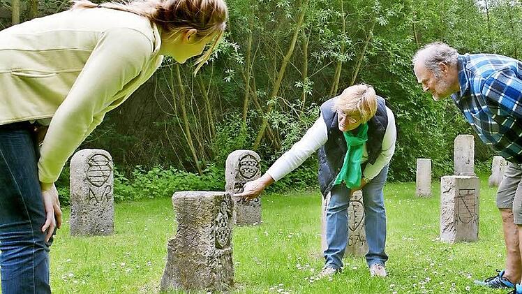 Historische Grenzsteine aus verschiedenen Jahrhunderten kann man im neuen Grenzsteingarten im Kurpark bewundern.