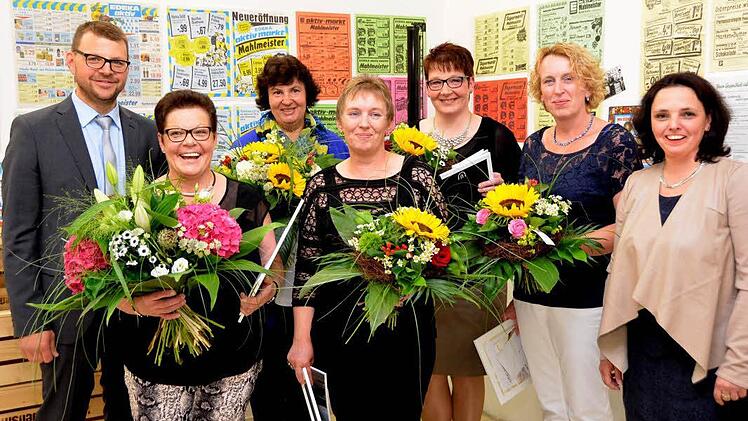 Thilo (links) und Manuela Mahlmeister (rechts) ehrten die langjährigen Mitarbeiterinnen ihres Familenunternehmens (von links): Sigrun Reith, Margot Markart, Ines Böhnlein, Marion Mager und Sandra Metz. Foto: Peter Rauch