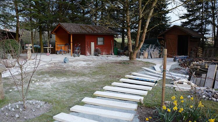 Auch vom Geräteschuppen zur zweiten Terrassenfläche entsteht ein Weg. Foto: Dagmar Besand