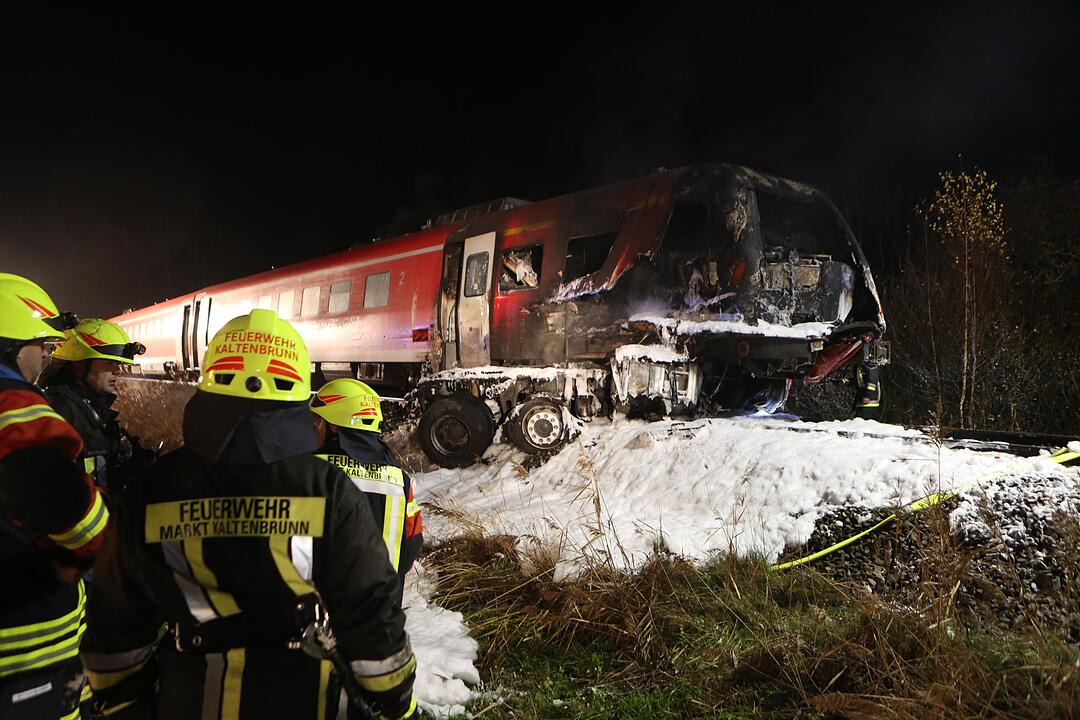 Personenzug rast in US-Militär-Schwertransporter