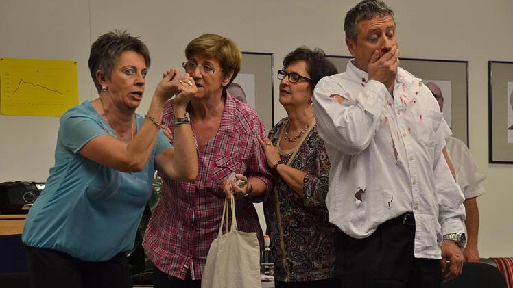 Top-Model Dieter Hummel (Harald Wehner) hat sich diesmal eine blutige Nase geholt. Doch die keifenden Damen Steffi Schlereth (von rechts), Christa Kliem und Margot Eckert zeigen kein Mitleid. Foto: Kathrin Kupka-Hahn