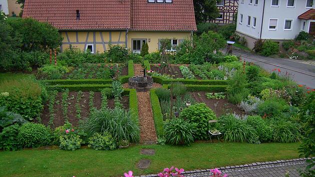 Gabi Will hat sich im Altenkunstadter Ortsteil Pfaffendorf den Traum vom klassischen Bauerngarten erf&uuml;llt. Foto: privat