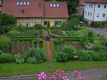 Gabi Will hat sich im Altenkunstadter Ortsteil Pfaffendorf den Traum vom klassischen Bauerngarten erfüllt. Foto: privat