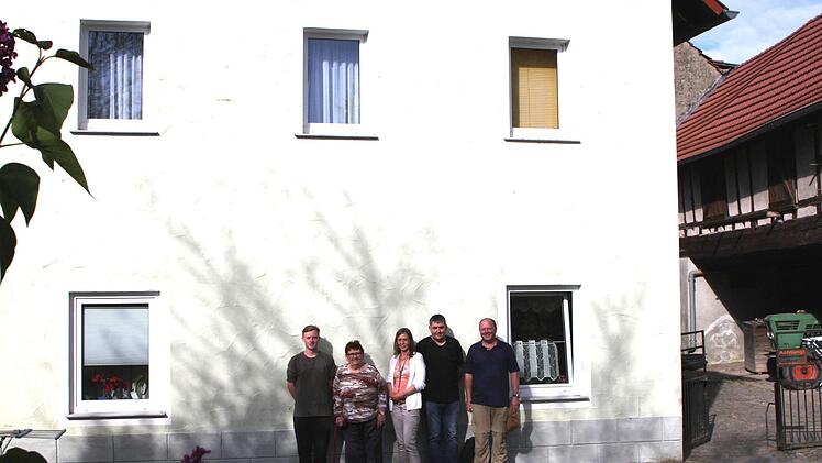 Der gleiche Giebel des Hümmerhauses wurde, jetzt natürlich mit anderen Personen, noch einmal ins Bild gebannt. Links und rechts die beiden Gäste aus den USA mit den Hümmers, die heute in dem Haus wohnen.