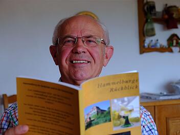 Alfons Genzler mit seinem neuen Reimwerk "Hammelburgs Rückblick".  Foto: Gerd Schaar