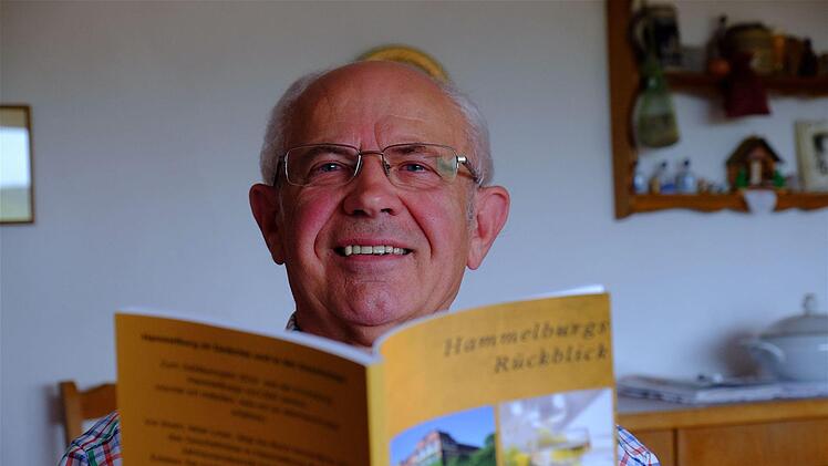 Alfons Genzler mit seinem neuen Reimwerk "Hammelburgs Rückblick".  Foto: Gerd Schaar