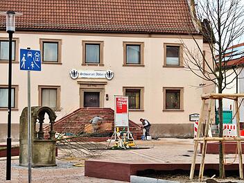 Der erste Baum am Markplatz Oberthulba ist gepflanzt.  Foto: Werner Vogel