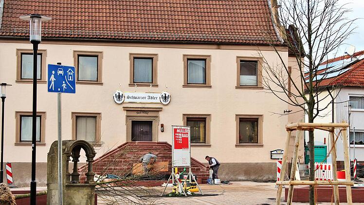 Der erste Baum am Markplatz Oberthulba ist gepflanzt.  Foto: Werner Vogel
