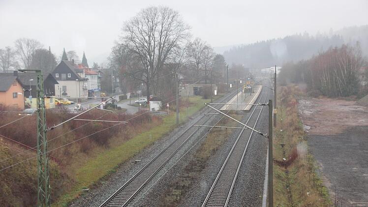 Blick auf die Gleise am Haltepunkt Stockheim. Foto: Andreas Schmitt