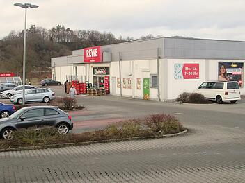 Der Bebauungsplan "Siebenäcker" zur Vergrößerung des Euerdorfer Rewe-Markts muss aufgrund der Behördenstellungnahmen noch einmal geändert werden.  Foto: Winfried Ehling