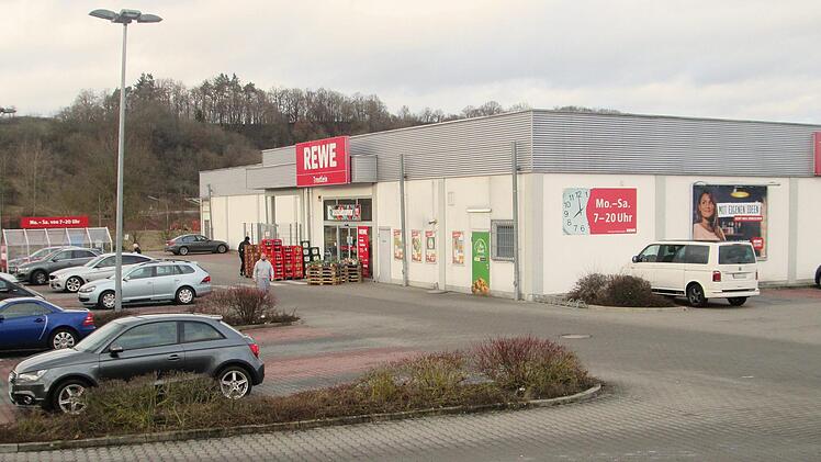 Der Bebauungsplan "Siebenäcker" zur Vergrößerung des Euerdorfer Rewe-Markts muss aufgrund der Behördenstellungnahmen noch einmal geändert werden.  Foto: Winfried Ehling