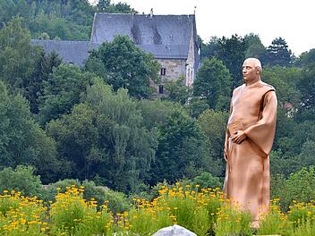 In der Mitte des Mönchrödener Kreisels steht jetzt die Figur eines Mönchs. Foto: Rainer Lutz
