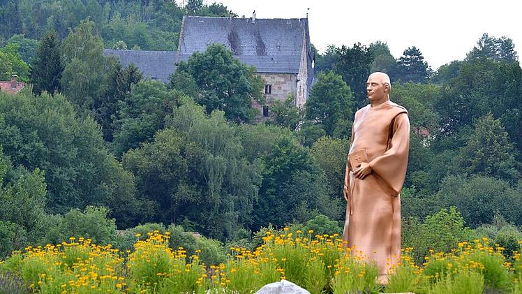In der Mitte des Mönchrödener Kreisels steht jetzt die Figur eines Mönchs. Foto: Rainer Lutz