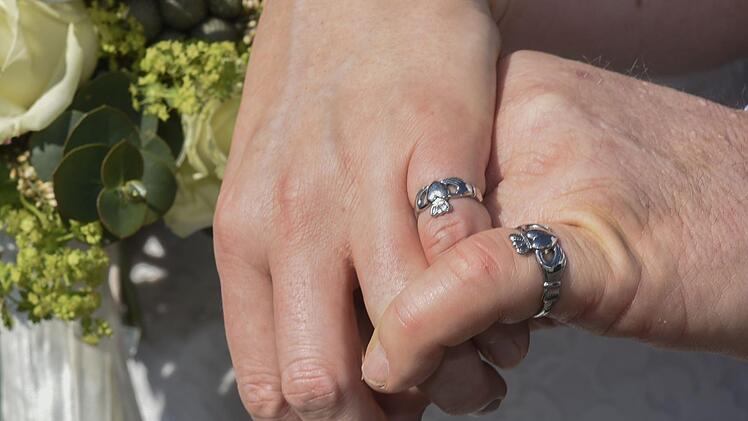 Die irischen Hochzeitsringe passten am Hochzeitstags nur auf den kleinen Finger. Sie werden erst noch geweitet. Fotos: Hagen Lehmann