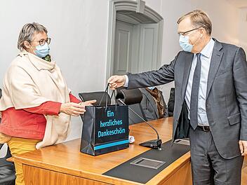Oberbürgermeister Starke überreicht Jutta Weigand, Geschäftsführerin der Altenhilfe gGmbH der Sozialstiftung Bamberg, eine "Bamberger Geschenktasche".  Foto: Lara Müller