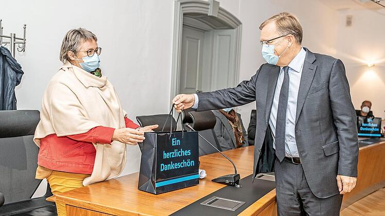 Oberbürgermeister Starke überreicht Jutta Weigand, Geschäftsführerin der Altenhilfe gGmbH der Sozialstiftung Bamberg, eine "Bamberger Geschenktasche".  Foto: Lara Müller