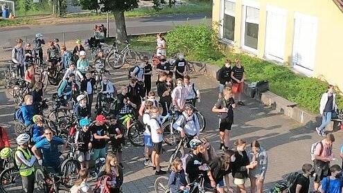 Nach ihrem Schulweg auf zwei Rädern erwarten die Teilnehmer eine Ansprache der Veranstalter.