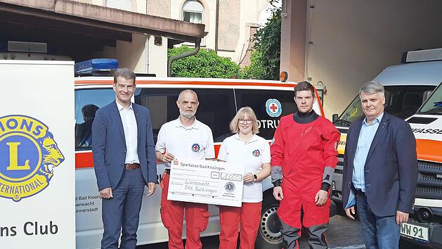 Bei der symbolischen Spendenübergabe in Bad Kissingen (von links): Michael Rendl (Präsident Lions Club Bad Kissingen), Bernhard Bohatsch (technischer Leiter Wasserwacht Ortsgruppe Bad Kissingen), Laura Bierdimpfl (Vorsitzende Wasserwacht Ortsgrupp...
