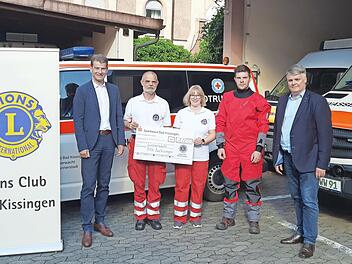 Bei der symbolischen Spendenübergabe in Bad Kissingen (von links): Michael Rendl (Präsident Lions Club Bad Kissingen), Bernhard Bohatsch (technischer Leiter Wasserwacht Ortsgruppe Bad Kissingen), Laura Bierdimpfl (Vorsitzende Wasserwacht Ortsgrupp...