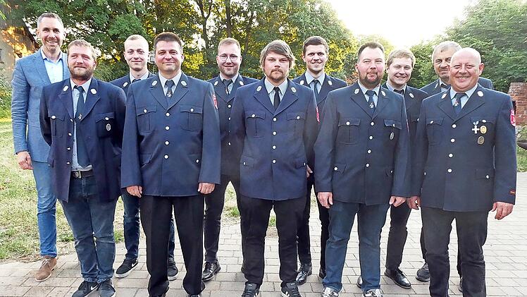 Das neue F&uuml;hrungsteam der Feuerwehr Lochau. Unser Bild zeigt (von links) B&uuml;rgermeister Martin Bernreuther, Johannes H&ouml;sch, Fabian Schmidt, Alexander Prie&szlig;mann, Andreas Schirmer, Steffen Tremer, Maximilian T&ouml;pfer, Andreas Amschler, Matthias Schirme...