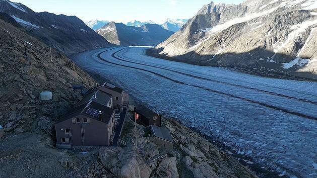 Die Konkordiah&uuml;tte wird nach dem Zur&uuml;ckweichen des Aletschgletschers immer schwerer erreichbar.