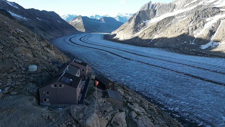 Die Konkordiah&uuml;tte wird nach dem Zur&uuml;ckweichen des Aletschgletschers immer schwerer erreichbar.