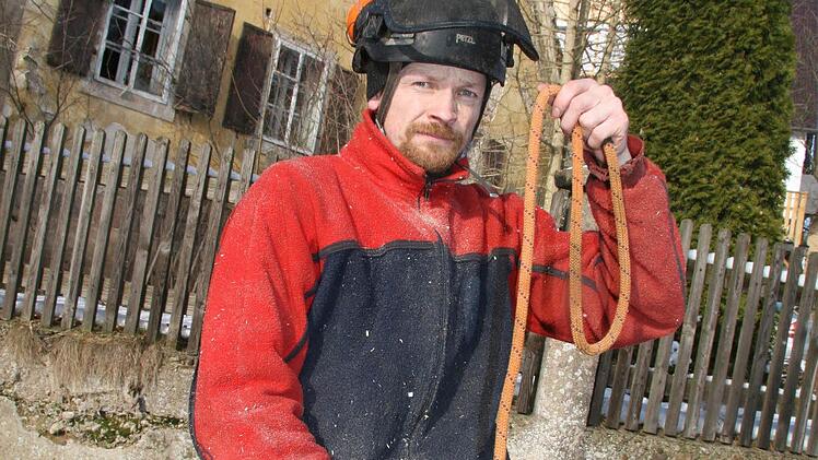 Das dicke Kletterseil wird in Doppelseiltechnik am Baum emporgezogen - so kann der Baumkletterer bis in die Spitze hinaufsteigen. Und dann wird Stück für Stück abgesägt.