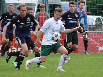 SV Friesen - TSV Kirchenlaibach-Speichersdorf: Am Strafraum der Gäste kann Kevin Roger den Ball annehmen, wird jedoch sofort unter Druck gesetzt. Foto: Herbert Kalb