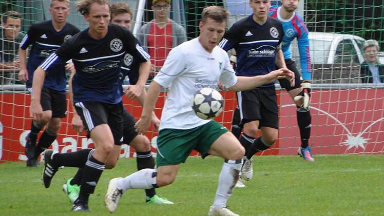 SV Friesen - TSV Kirchenlaibach-Speichersdorf: Am Strafraum der Gäste kann Kevin Roger den Ball annehmen, wird jedoch sofort unter Druck gesetzt. Foto: Herbert Kalb