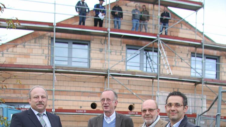 Die katholische Kindertagesstätte Mainleus macht riesige Fortschritte. Mit einem traditionellen Richtfest feierten (von links) dritter Bürgermeister Sigurd Karg, Dekan Hans Roppelt, Karl-Heinz Schultes von der katholischen Kirchenstiftung sowie Einrichtungsleiter Michael Seck das Kita-Team und die Baufirmen. Bis August 2015 soll der Umbau und Anbau der Kita fertiggestellt sein. Foto: Sonja Adam