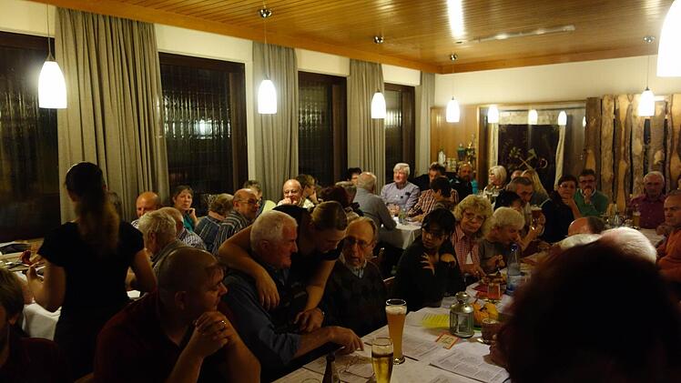Mit den Textheften war das Mitsingen kein Problem für die zahlreichen Gäste im Gasthof Schneider in Steinach. privat