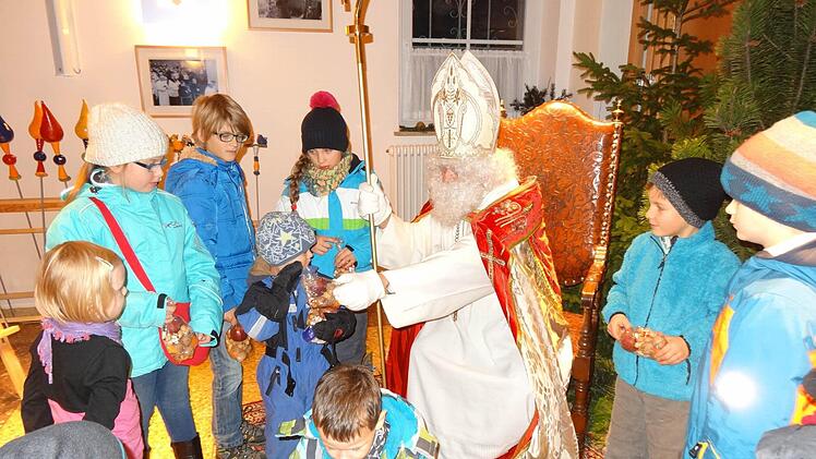 Gerne kamen die Kinder während der Tage Adventsmarkt am Kreuzberg und ließen sich vom Nikolaus beschenken.