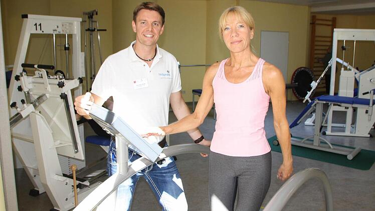Durchtrainiert: Iris Vollert, Leiterin der Marketing-Abteilung der Heiligenfeld-Kliniken, nutzt regelmäßig das Fitnessangebot im Haus. Im Trainingsraum wird sie unter anderem von Thorsten Stüwe, dem Leiter der Physikalischen Therapie der Luitpoldklinik, betreut. Foto: Ralf Ruppert