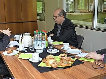 Aus der jüngeren Geschichte: FT-Lokalchef Klaus Schmitt (Mitte) und der Redaktionsleiter der Konkurrenzzeitung Haßfurter Tagblatt, Dr. Martin Sage (rechts), interviewen den Landtagsabgeordneten Steffen Vogel.