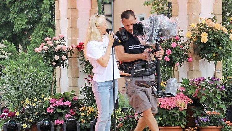 Die Schwedin Julia Lindholm singt Abba-Songs auf Deutsch, die schwerste Aufgabe hat aber der Kameramann - seine Steadycam wiegt 35 Kilo. Foto: Ulrike Nauer