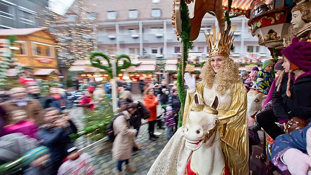 Das N&uuml;rnberger Christkind ist das ganze Jahr &uuml;ber auf etlichen Veranstaltungen pr&auml;sent. Foto: Daniel Karmann/dpa