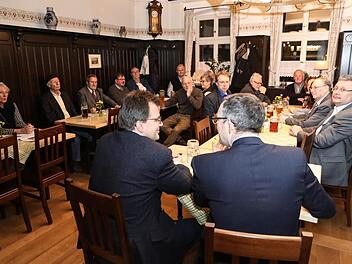 Das Politik-Gespräch im Frühstücksraum der Brauerei "Spezial" mit Bürgermeister Christian Lange (vorne l.) und Redakteur Michael Memmel verfolgten die Zuhörer mit großem Interesse.  Foto: Barbara Herbst