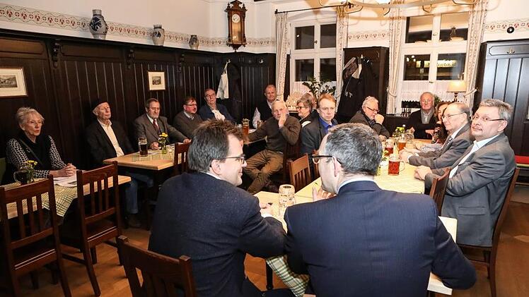 Das Politik-Gespräch im Frühstücksraum der Brauerei "Spezial" mit Bürgermeister Christian Lange (vorne l.) und Redakteur Michael Memmel verfolgten die Zuhörer mit großem Interesse.  Foto: Barbara Herbst