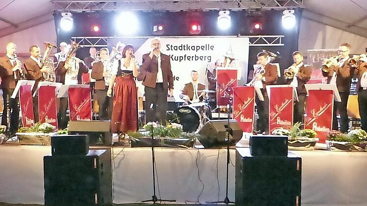 Die "Egerländer Rebellen" heizten die Stimmung an. Foto: Klaus-Peter Wulf