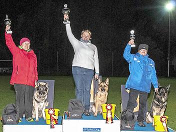 Die Siegerehrung mit Vereinsmitglied Jennifer Reuß (Mitte) als Siegerin sowie Angela Borkhart (links) und Ewald Bönisch. Foto: Andreas Welz