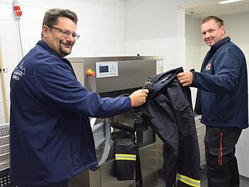 Der Vorsitzende der Kronacher Wehr Stefan Wicklein (links) und Kommandant Christian Büttner freuen sich, dass sie die Einsatzkleidung im neuen Feuerwehrzentrum jetzt auch reinigen und imprägnieren können. Foto: Sandra Hackenberg