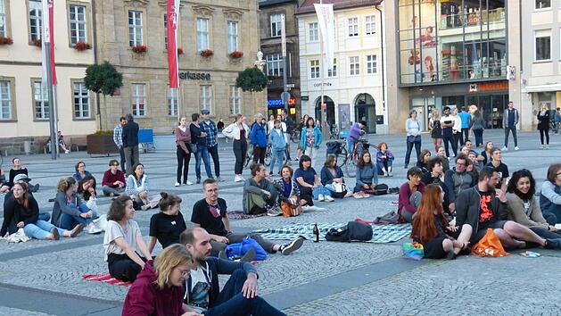 Gut 100 Menschen versammelten auf dem Maxplatz, um in Sachen Klima Druck zu machen. Fotos: Julian Megerle