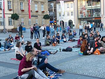 Gut 100 Menschen versammelten auf dem Maxplatz, um in Sachen Klima Druck zu machen. Fotos: Julian Megerle