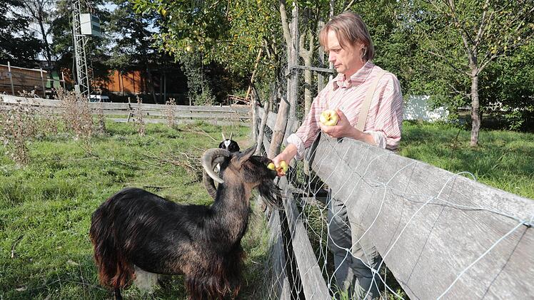 Die Ernte wird auch mit den Tieren auf dem Hof geteilt.