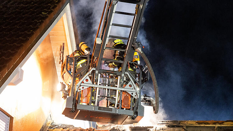Dachstuhl in Walsdorf fängt Feuer