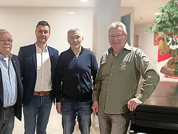 Karl Weissenberger (SPD, links), Konrad Pfister (CWG, 3. v. l.) und Robert Beetz (CWG, rechts) freuen sich gemeinsam mit Thomas Zettelmeier &uuml;ber die einstimmige Nominierung zum B&uuml;rgermeisterkandidaten f&uuml;r die Gemeinde Knetzgau.