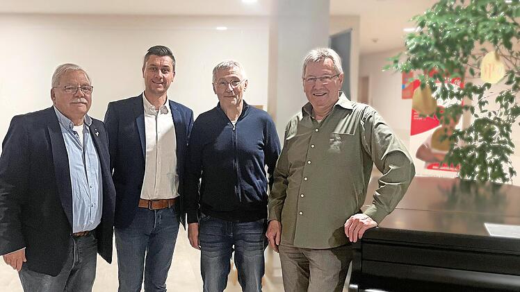 Karl Weissenberger (SPD, links), Konrad Pfister (CWG, 3. v. l.) und Robert Beetz (CWG, rechts) freuen sich gemeinsam mit Thomas Zettelmeier über die einstimmige Nominierung zum Bürgermeisterkandidaten für die Gemeinde Knetzgau.